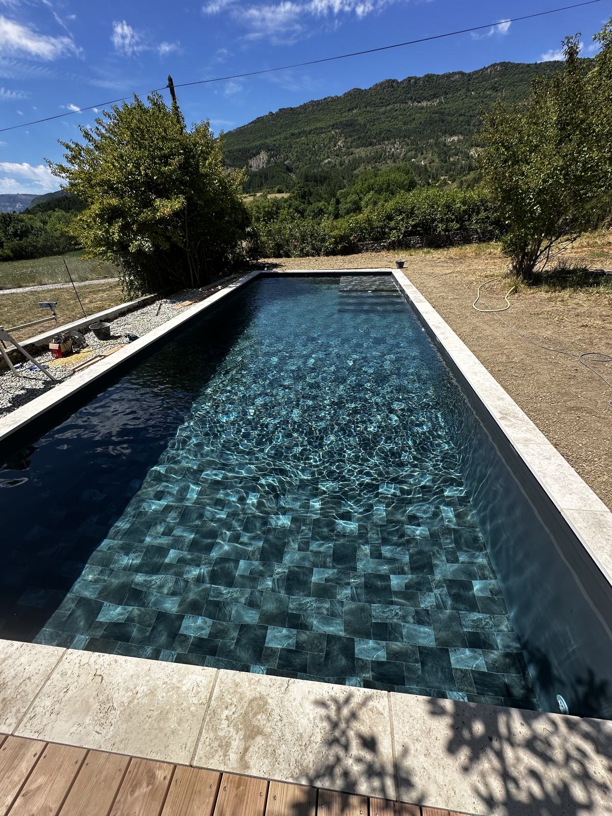 Bassin après mise en eau, La Motte-Chalancon, PVC Pierre de Bali
