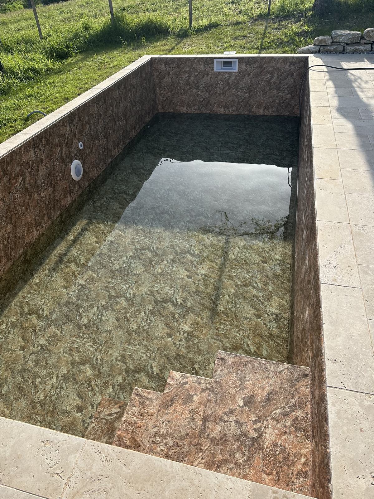 Bassin après mise en eau, Avignon, PVC granit sable