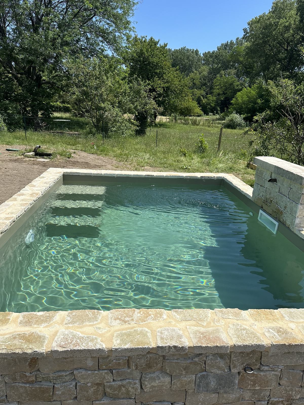 Bassin après mise en eau, Poët-Laval, PVC vert olive