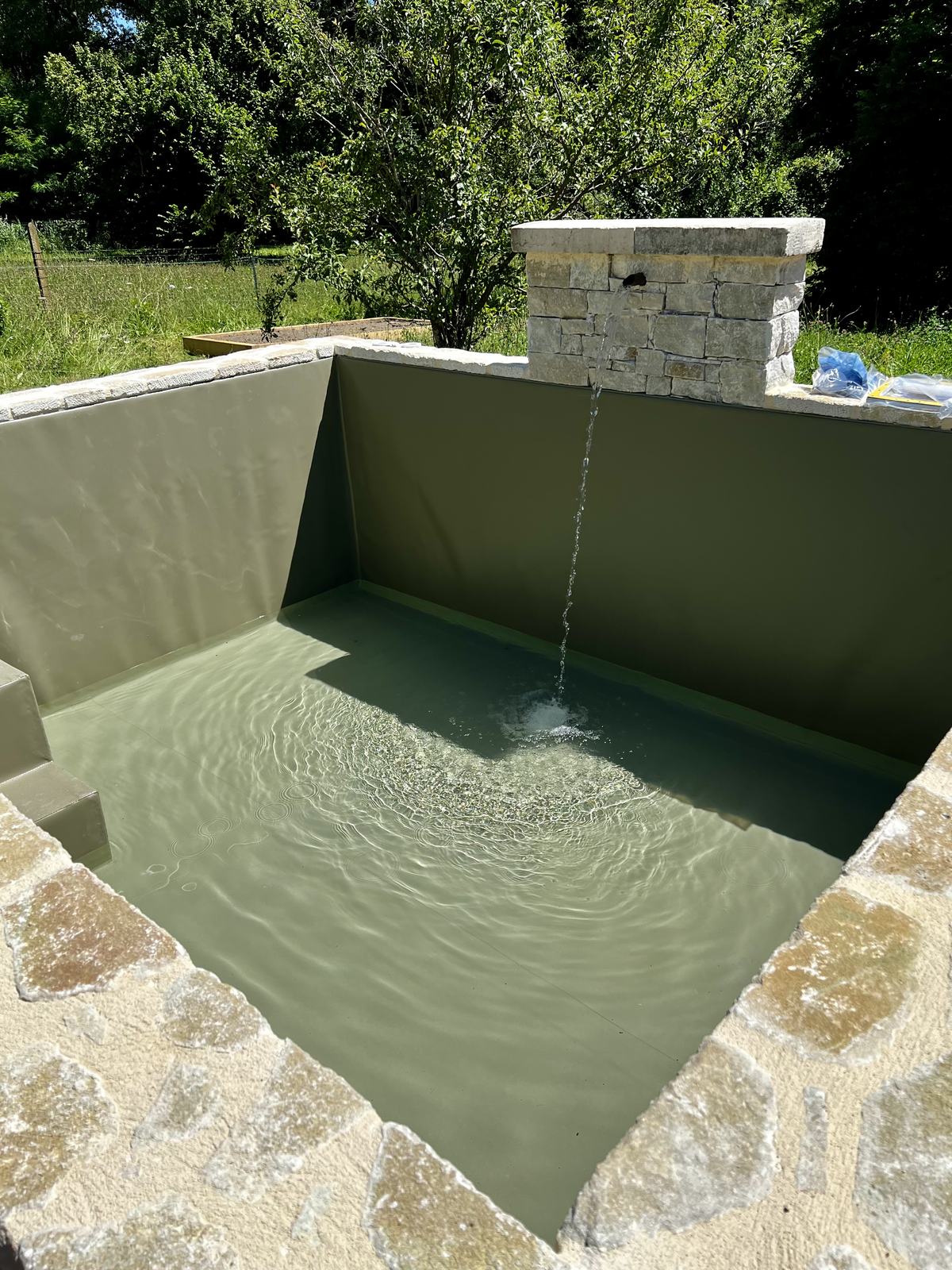 Bassin avant mise en eau, Poët-Laval, PVC vert olive