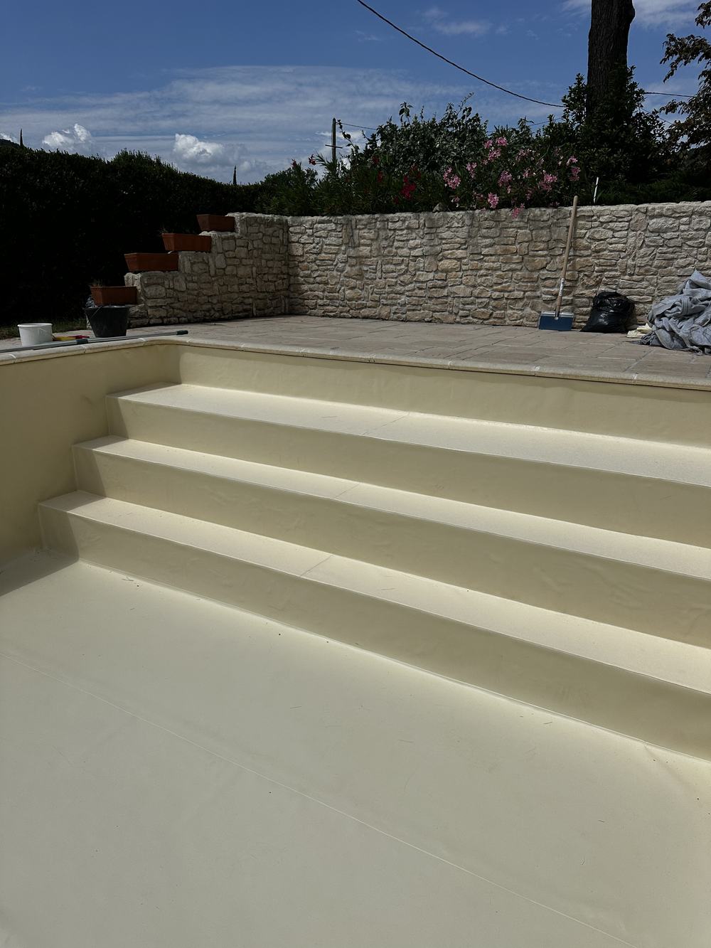 Détail des escaliers en membrane PVC armée